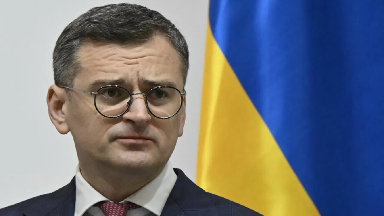 El ministro de Asuntos Exteriores de Ucrania, Dmytro Kuleba, asiste a una rueda de prensa conjunta con su homólogo noruego tras sus conversaciones en Kiev el 15 de abril de 2024, en medio de la invasión rusa de Ucrania – PHOTO/Genya SAVILOV/AFP