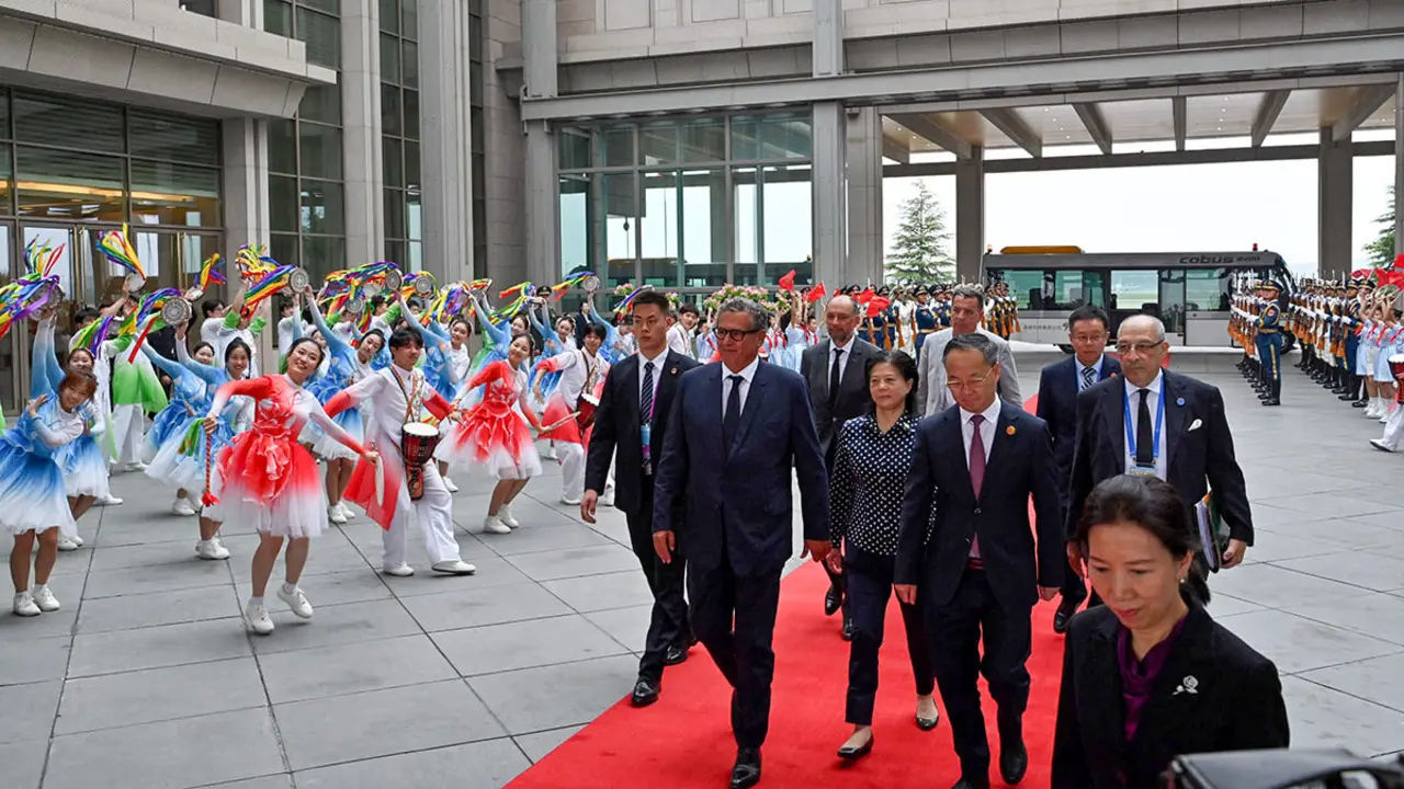 El primer ministro marroquí, Aziz Akhannouch, llega al aeropuerto internacional de Pekín Capital antes de la cumbre del Foro de Cooperación China-África (FOCAC) en Pekín el 4 de septiembre de 2024 - PHOTO/ ADEK BERRY vía REUTERS