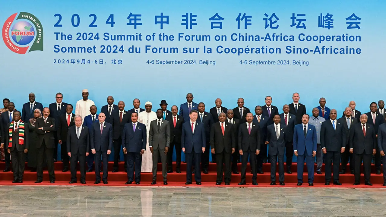 El presidente de China, Xi Jinping, y los líderes africanos en una fotografía de familia durante la cumbre del Foro de Cooperación China-África (FOCAC) en el Gran Salón del Pueblo en Pekín, China, el 5 de septiembre de 2024 - PHOTO/ ADEK BERRY vía REUTERS