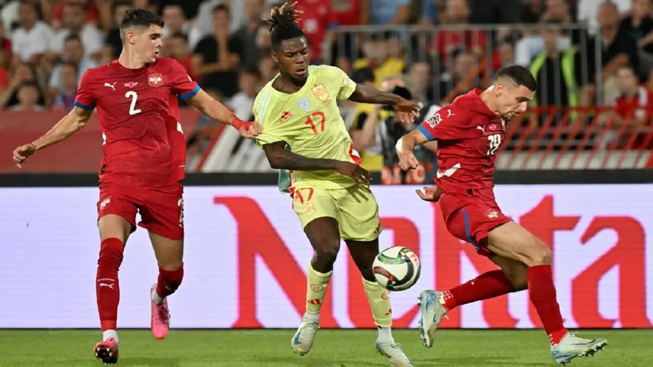 El defensa serbio Kosta Nedeljkovic (I), el centrocampista españolNico Williams (C) y el centrocampista serbio Kristijan Belic luchan por el balón durante el partido de fútbol del Grupo A4 de la UEFA Nations League entre Serbia y España en el estadio Rajko-Mitic de Belgrado el 5 de septiembre de 2024 – PHOTO/Andrej ISAKOVIC/AFP