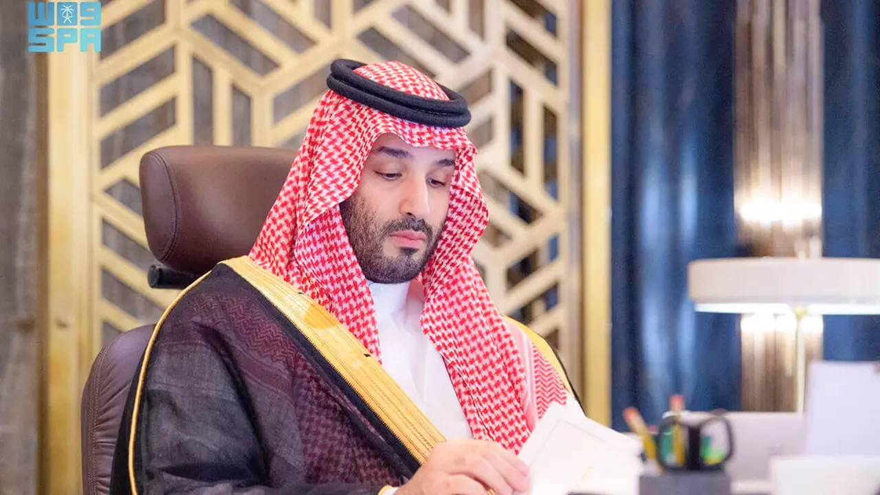 El príncipe heredero saudí, Mohamed bin Salman, asiste a una reunión virtual del gabinete desde su oficina en Yeda - PHOTO/AGENCIA DE PRENSA SAUDITA vía REUTERS