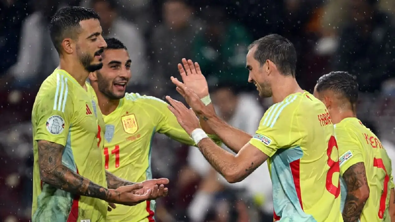 El centrocampista español Fabian Ruiz es felicitado por sus compañeros tras marcar un gol durante el partido de fútbol de la UEFA Nations League entre Suiza y España en el estadio de Ginebra en Ginebra, el 8 de septiembre de 2024 – PHOTO/FABRICE COFFRINI/AFP