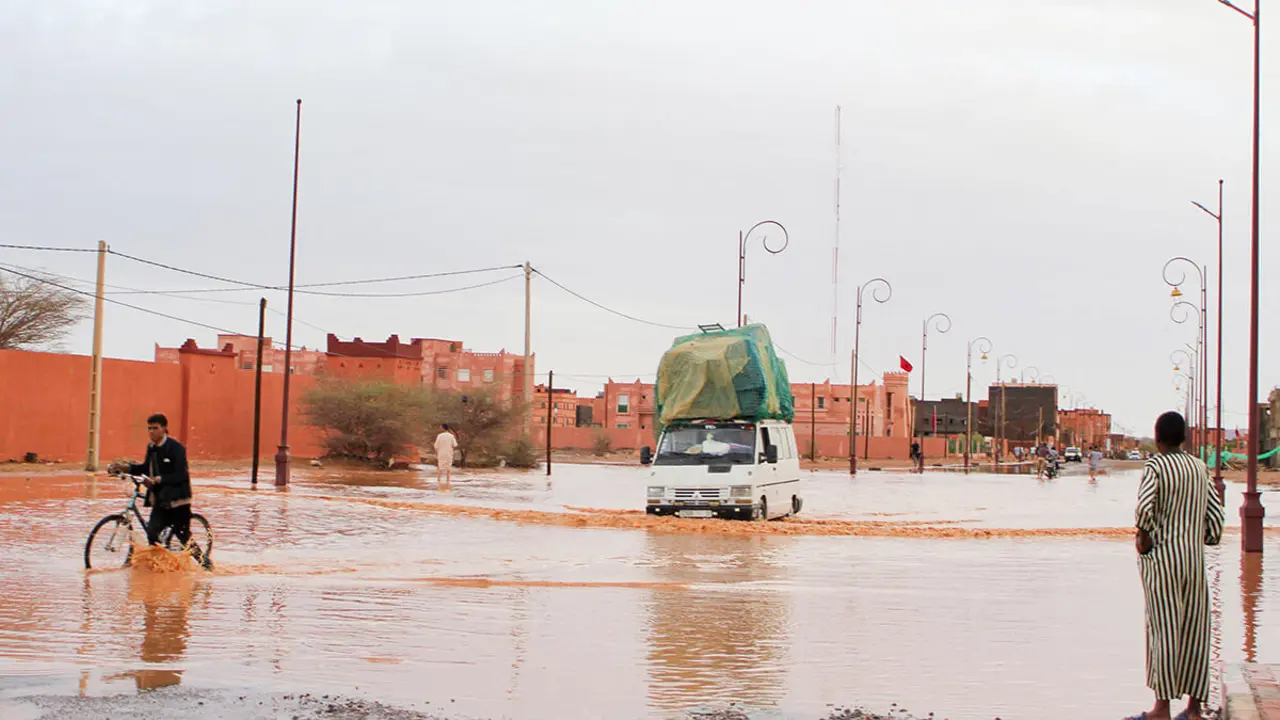 <p>Un coche circula por una calle inundada tras las inundaciones en la región marroquí de Zagora el 7 de septiembre de 2024 - AFP/ SMAIL AIT HMAD</p>
