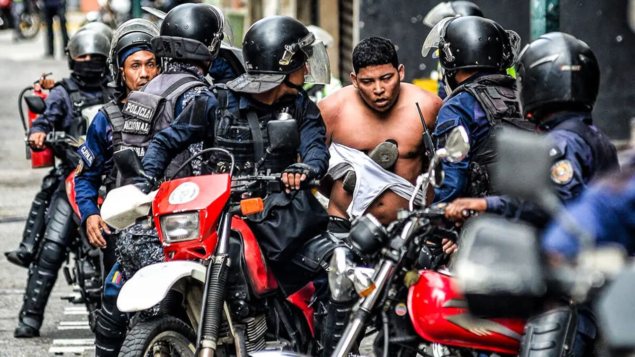 <p>Miembros del escuadrón antidisturbios de la Policía Nacional Bolivariana arrestan a un opositor al presidente venezolano Nicolás Maduro que participaba en una manifestación, en el barrio de Chacao en Caracas el 30 de julio de 2024 - AFP/JUAN CALERO&nbsp;</p>
