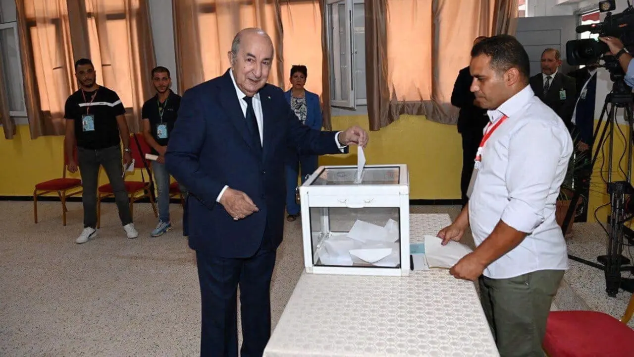 El presidente argelino y candidato presidencial Abdelmadjid Tebboune emite su voto en un colegio electoral durante las elecciones presidenciales en Argel, Argelia, el 7 de septiembre de 2024 
- PHOTO/PRESIDENCIA ARGELINA vía REUTERS