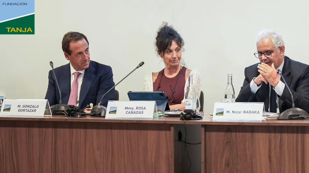 <p>Gonzalo Gortázar, Rosa Cañadas y Nízar Baraka, en el evento “Diálogos de vecindad en un mundo global” de la Fundación Tanja celebrado en Casablanca - PHOTO/FUNDACIÓN TANJA&nbsp;</p>
