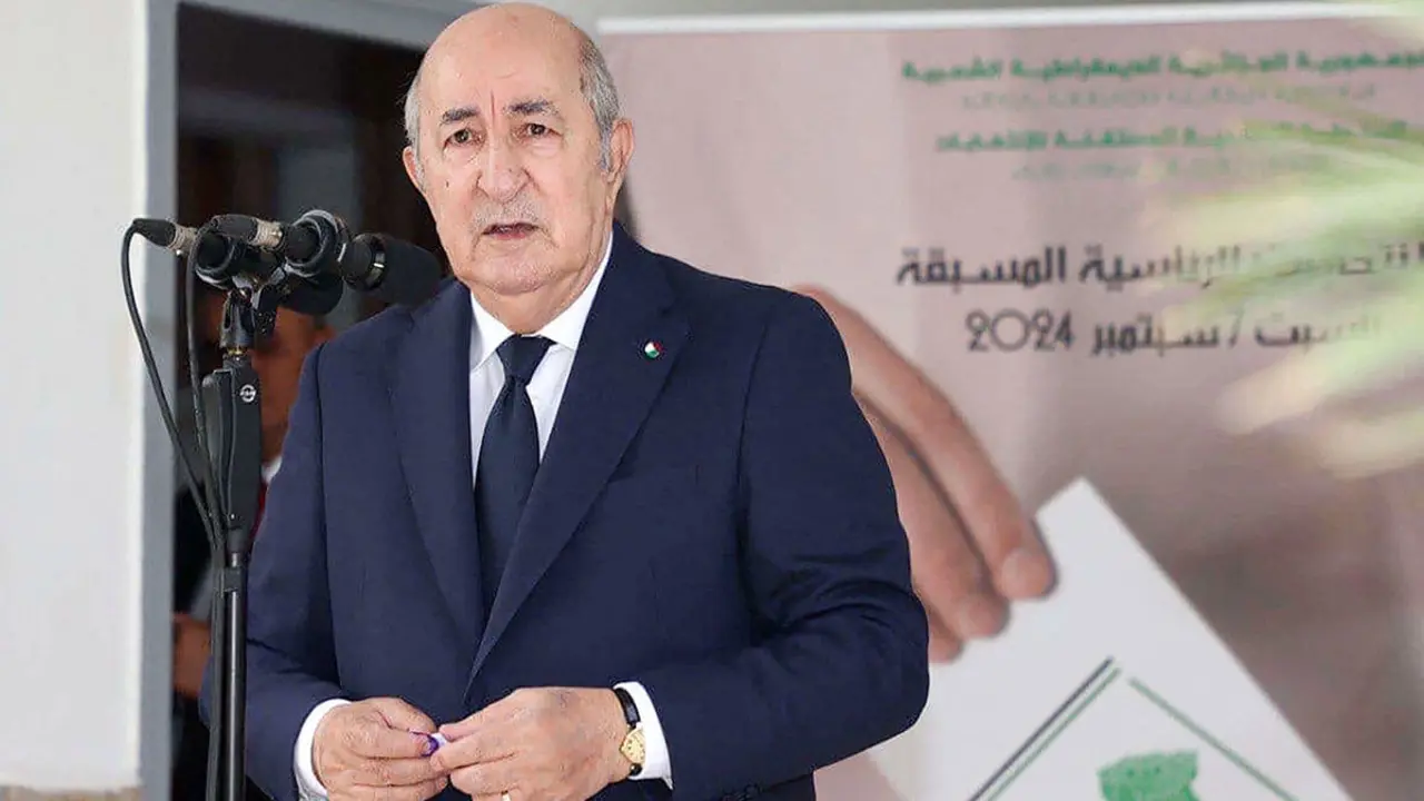 Una fotografía difundida por la página de Facebook de la Presidencia argelina muestra al actual presidente argelino, Abdelmadjid Tebboune, hablando con la prensa después de votar en Argel el 7 de septiembre de 2024 - PHOTO/Página de Facebook de la Presidencia argelina