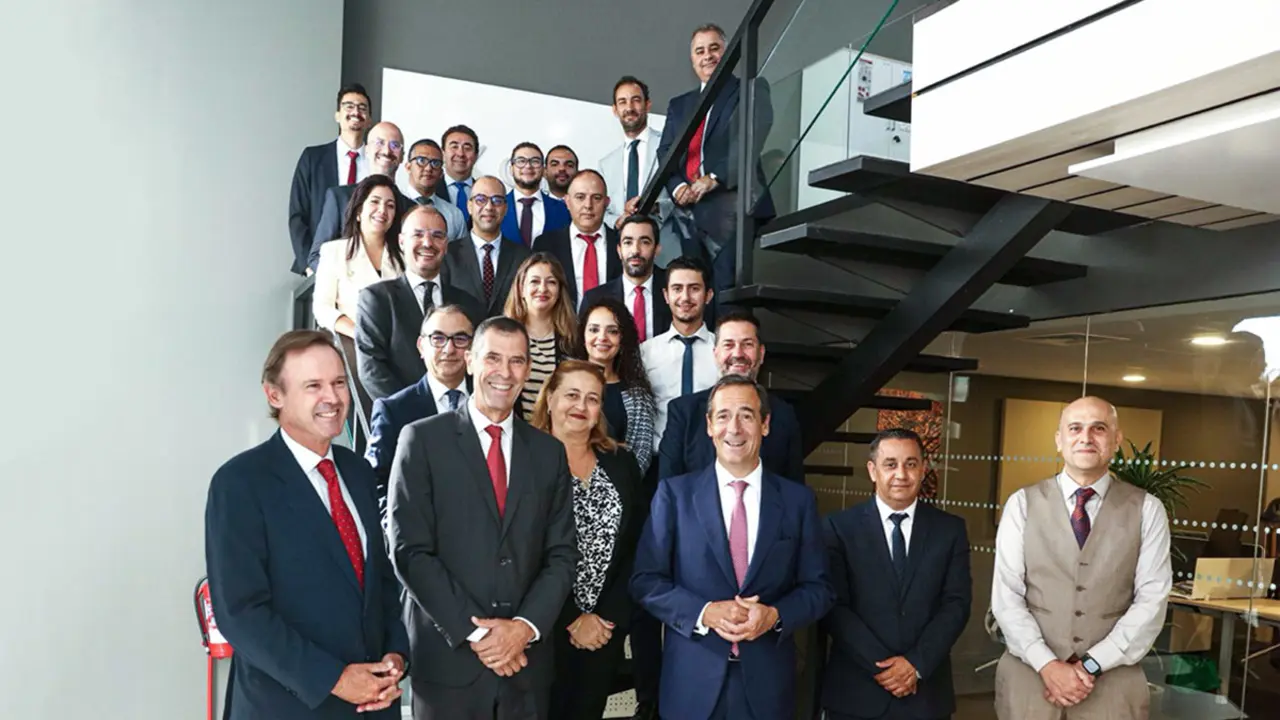 <p>Gonzalo Gortázar, durante su visita a la oficina de CaixaBank en Casablanca - PHOTO/ LA CAIXA</p>
