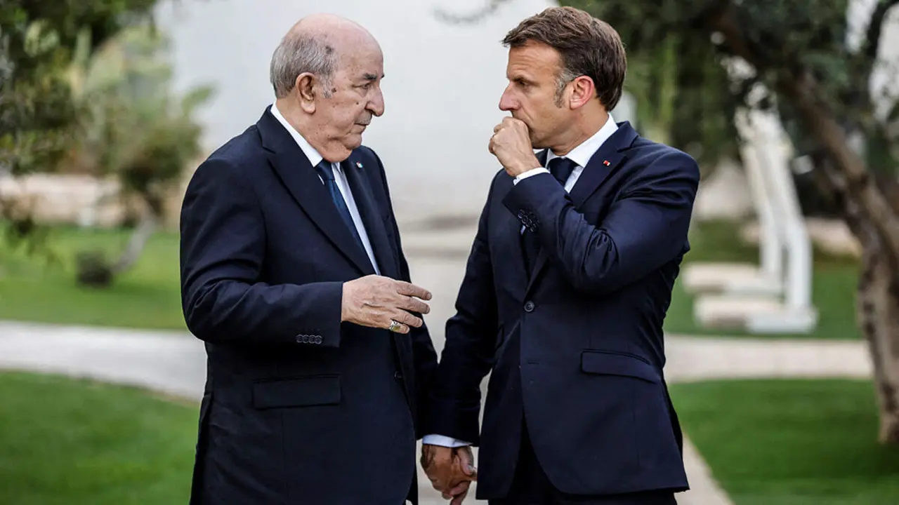 El presidente francés, Emmanuel Macron, habla con el presidente argelino, Abdelmadjid Tebboune (izq.), durante la cumbre del G7 organizada por Italia en el complejo turístico Borgo Egnazia en Savelletri el 13 de junio de 2024 - AFP/ LUDOVIC MARIN