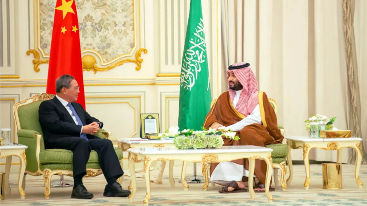 Su Alteza Real el príncipe heredero Mohamed bin Salman y el primer ministro del Consejo de Estado de la República Popular China, Su Excelencia Li Qiang, mantienen una sesión oficial de conversaciones – PHOTO/REDES SOCIALES