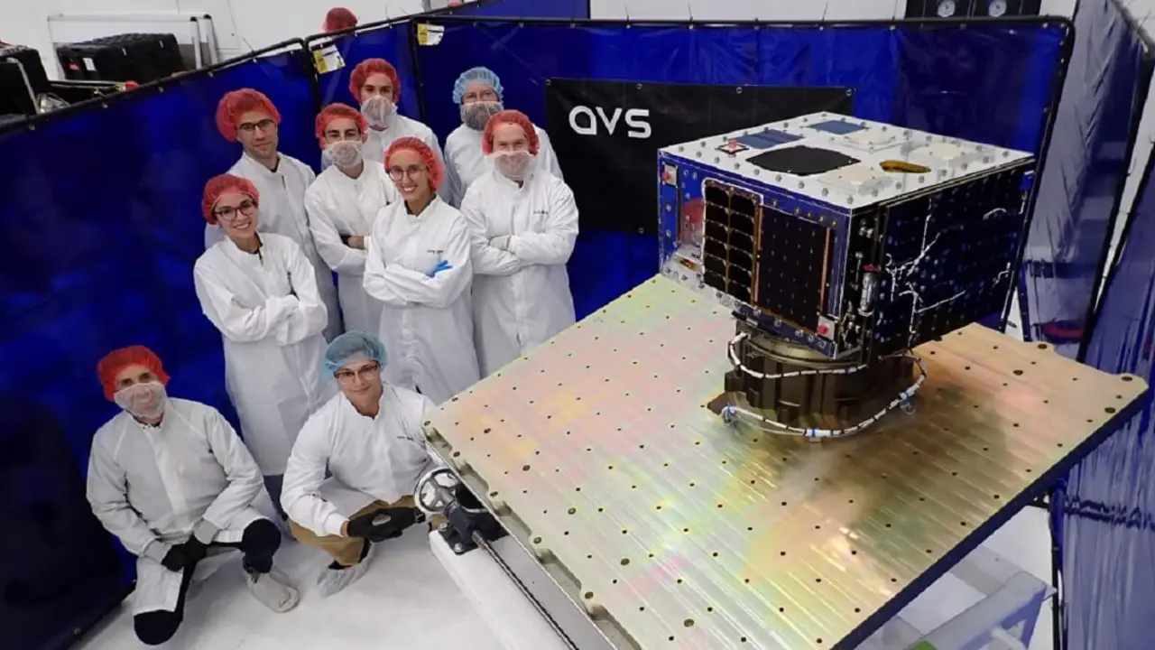 El LUR-1 de la compañía española AVS y el equipo que ha integrado en el satélite un experimento de telecomunicaciones cuánticas, una cámara multiespectral y el dispositivo Mice para desorbitarlo al final de su vida útil -&nbsp;PHOTO/AVS