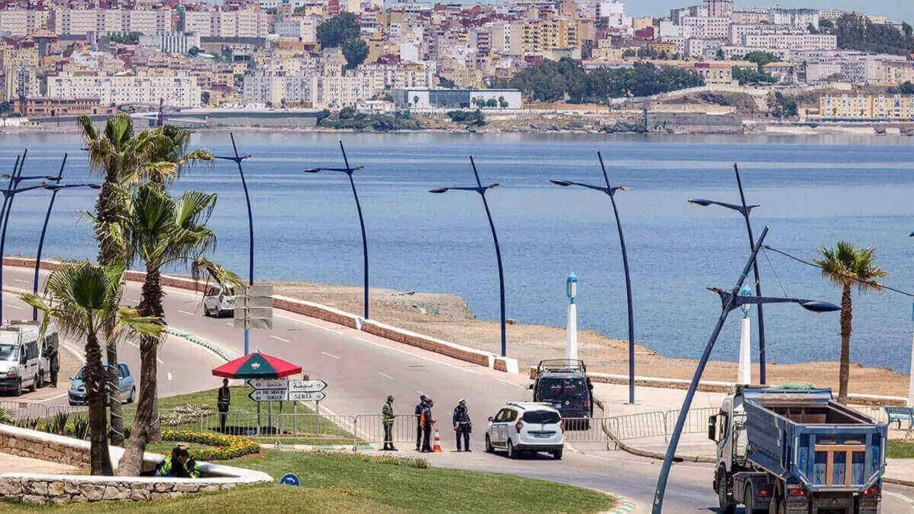 Paso fronterizo de Fnideq de Marruecos con el enclave español de Ceuta (al fondo) -AFP/FADEL SENNA