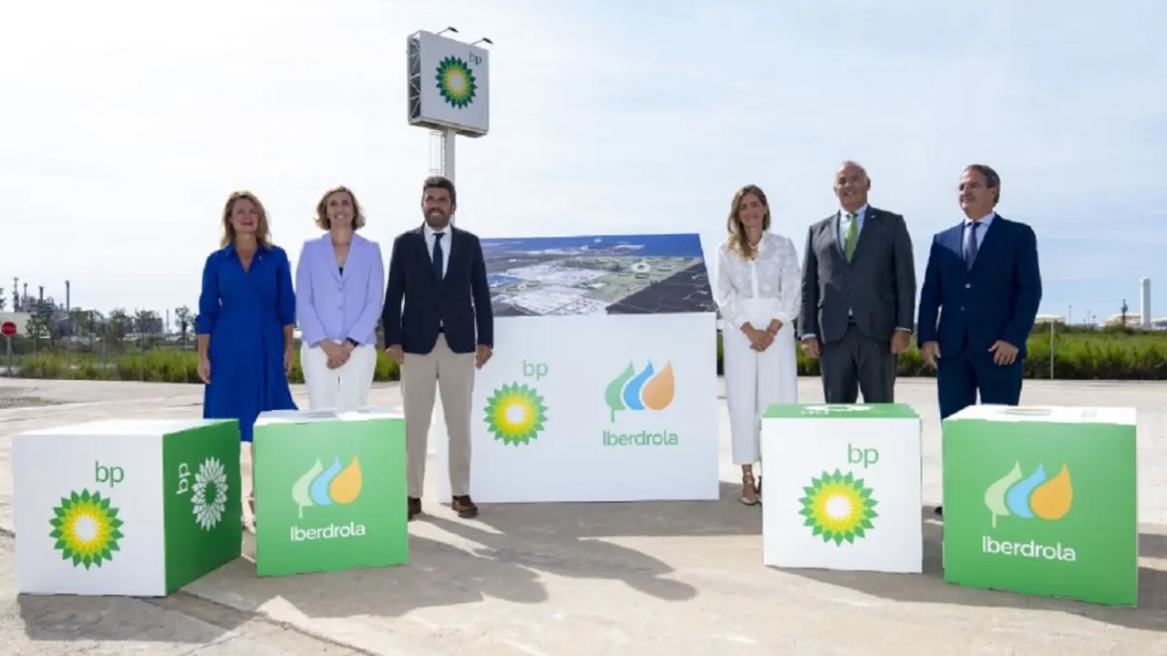 <p>Representantes de Iberdrola España y bp junto a la alcaldesa de Castellón, la secretaria de Estado de Energía y el presidente de la Generalitat Valenciana</p>
