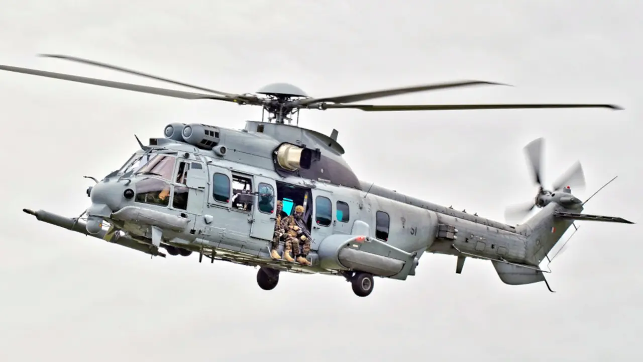 <p>El antiguo EC725 de la Fuerza Aérea Francesa, ahora Caracal H225M durante&nbsp;un&nbsp;despegue durante unas pruebas militares - PHOTO / WIKIPEDIA /&nbsp;DYLAN&nbsp;AGBAGNI</p>
