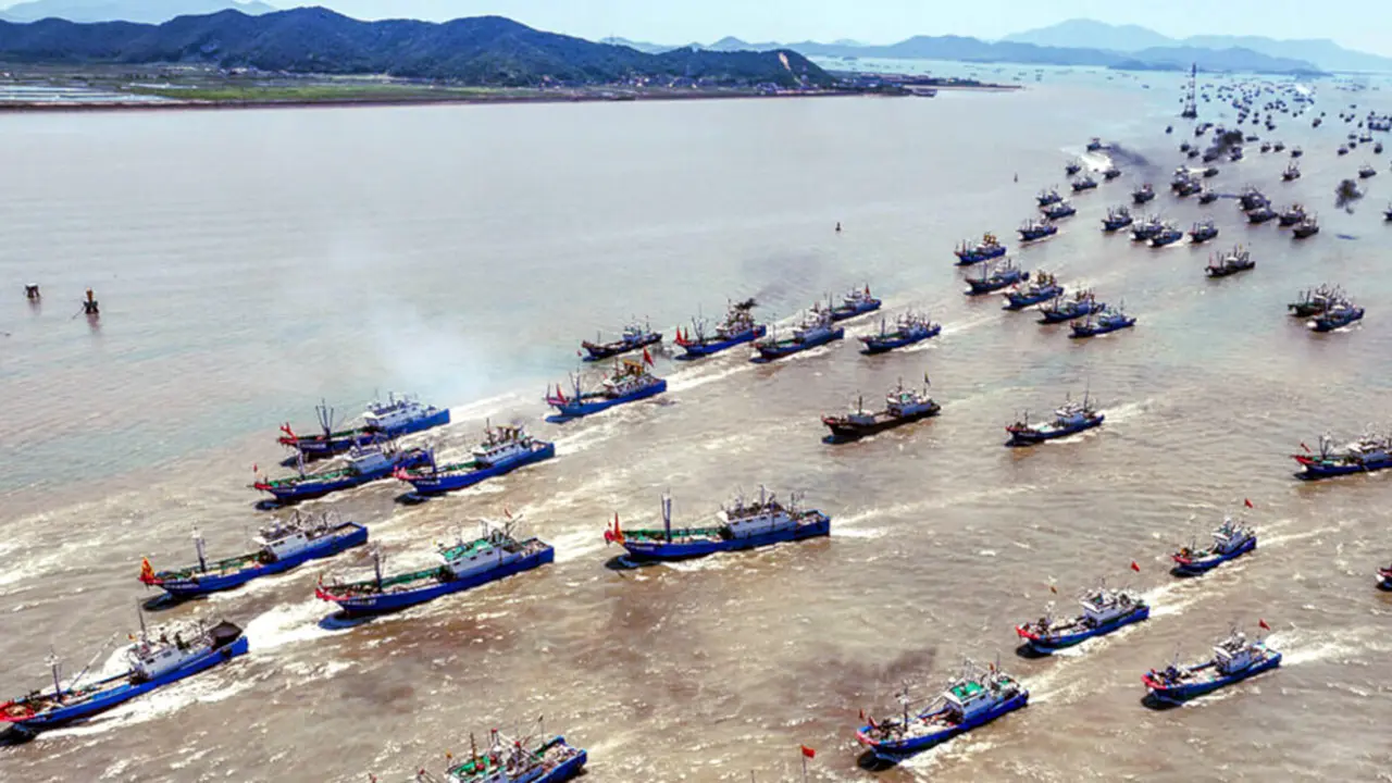 Vista aérea de barcos pesqueros que se dirigen al mar en Zhoushan, en la provincia oriental china de Zhejiang - PHOTO/ AFP