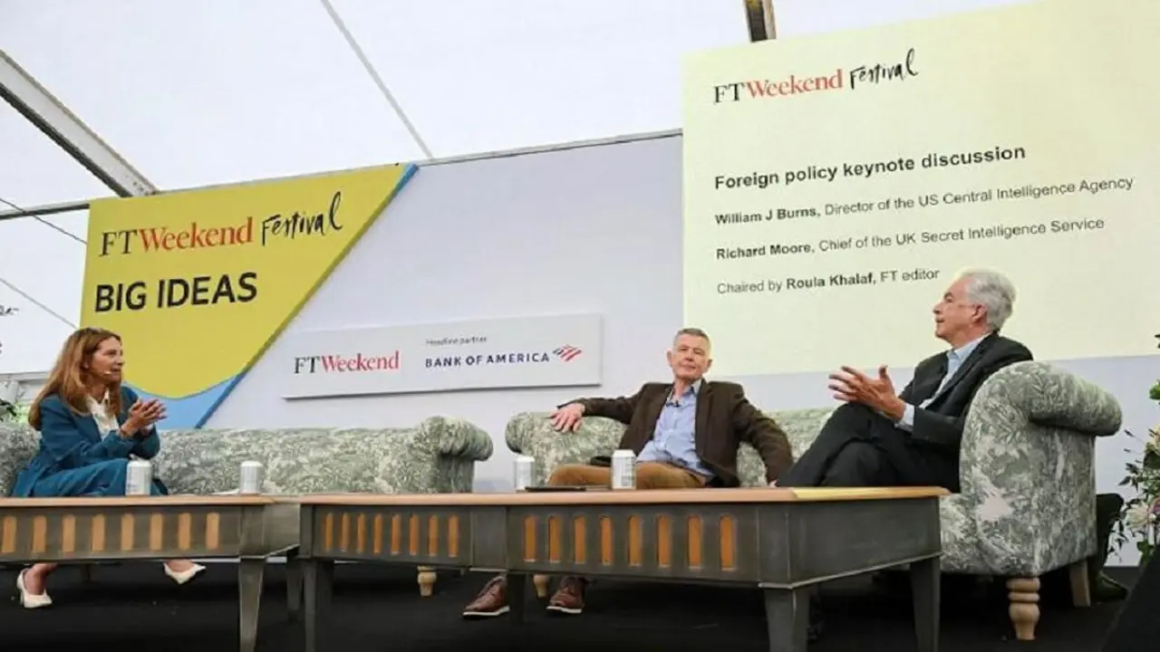 El jefe del MI6 británico, Richard Moore, y el director de la Agencia Central de Inteligencia estadounidense, Bill Burns, son entrevistados por Roula Khalaf, editora del Financial Times, como parte del festival FT Weekend en Londres, Gran Bretaña, el 7 de septiembre de 2024 – PHOTO/REUTERS