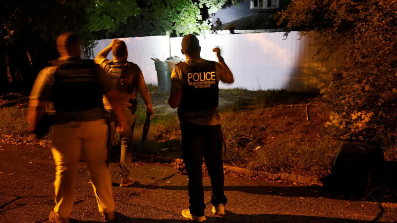 Agentes del Servicio Secreto y del Departamento de Seguridad Nacional revisan la antigua casa de Ryan W.Routh, sospechoso de intentar asesinar en Florida a Donald Trump - PHOTO/REUTERS/Jonathan Drake