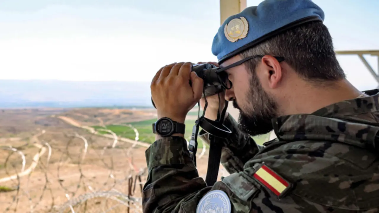 Un soldado de paz del contingente español mira a través de binoculares desde un puesto de vigilancia en el cuartel de la Fuerza Provisional de las Naciones Unidas en el Líbano (FPNUL) cerca de Khiam en el sur del Líbano el 23 de agosto de 2024 - PHOTO / ANWAR AMRO / AFP