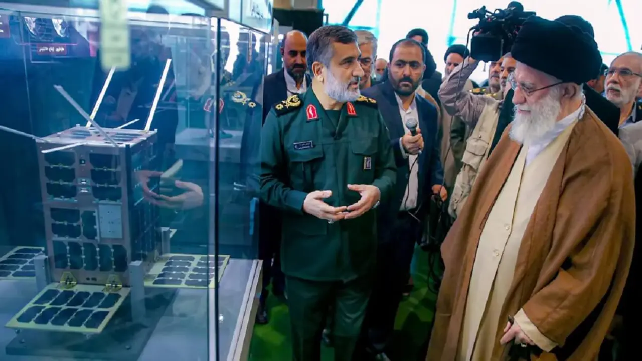 El nuevo satélite en órbita es obra de Industrias Electrónicas Iraníes. En imagen, el líder supremo, el ayatolá Alí Jamenei, en una exposición de tecnología espacial nacional - PHOTO/Gobierno de la República Islámica Irán