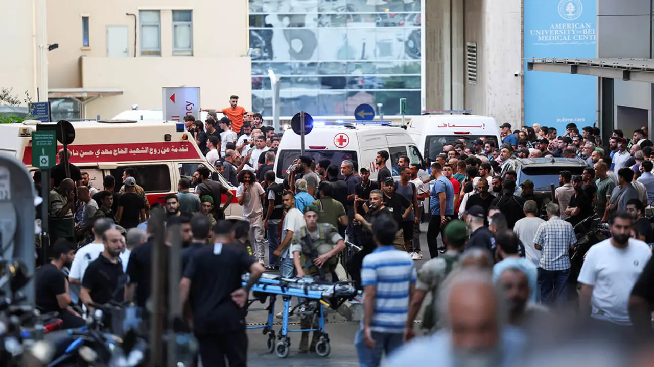<p>Las ambulancias llegan al Centro Médico de la Universidad Americana de Beirut (AUBMC)&nbsp;- REUTERS/MOHAMED AZAKIR&nbsp;</p>
