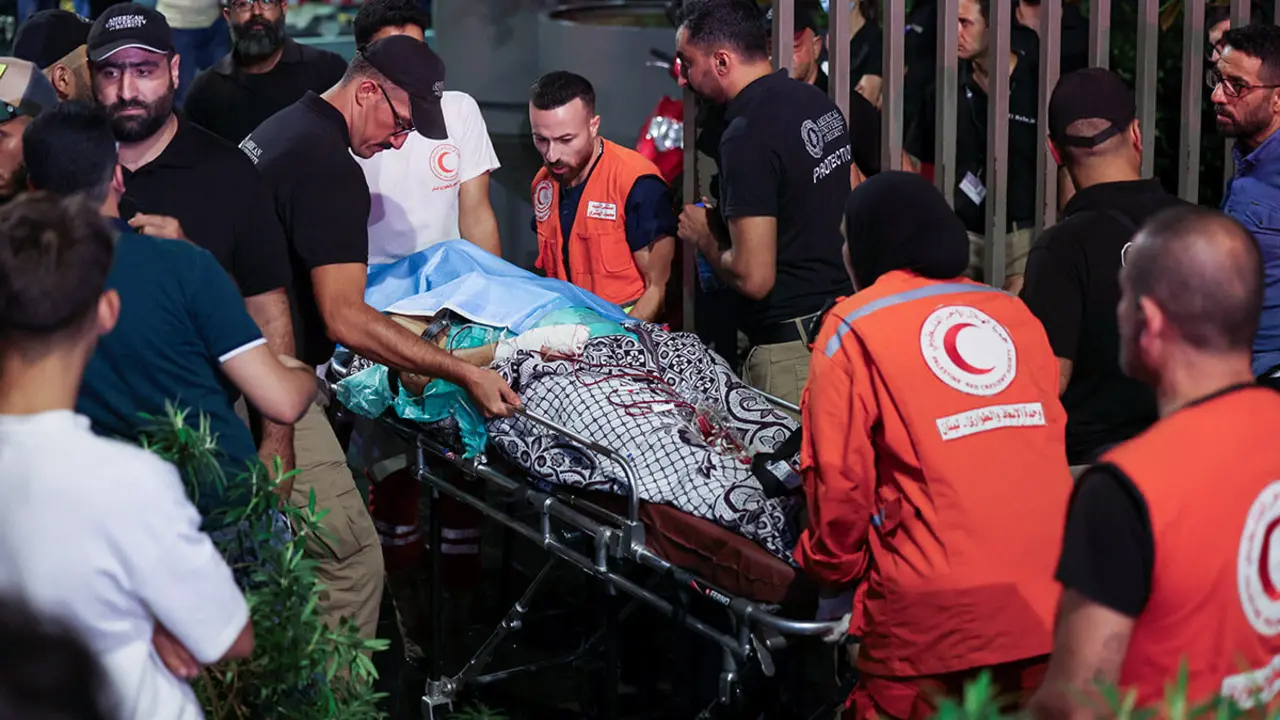 <p>Una persona es trasladada en camilla a las afueras del Centro Médico de la Universidad Americana de Beirut (AUBMC) - REUTERS/MOHAMED AZAKIR&nbsp;</p>
