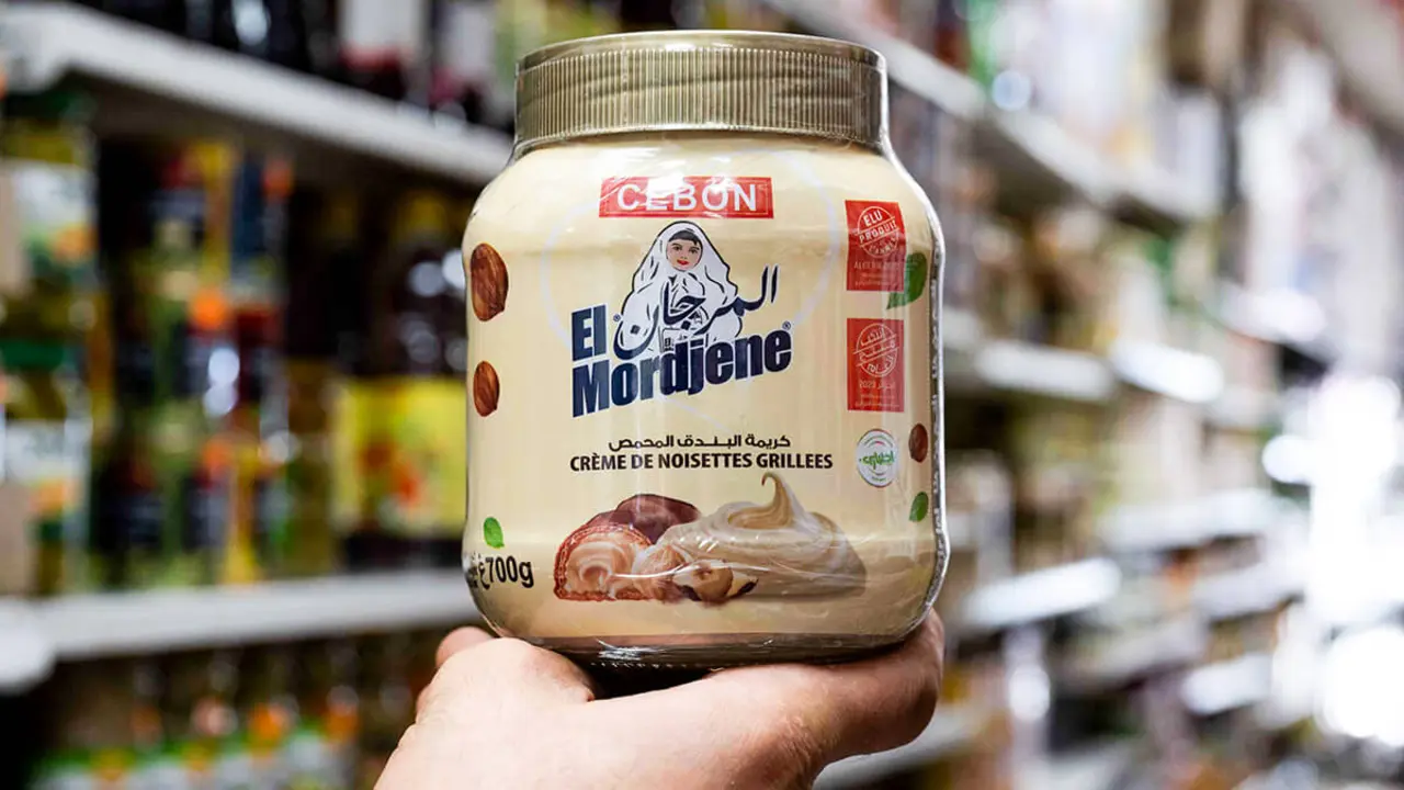 <p>Frasco de crema argelina de chocolate y avellanas El Mordjene a la venta en una tienda de comestibles en el centro de Marsella, sureste de Francia, el 17 de septiembre de 2024 - AFP/ MIGUEL MEDINA</p>
