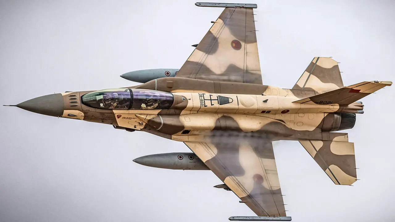 Un avión de combate F-16 Fighting Falcon de la Real Fuerza Aérea de Marruecos sobrevuela durante el ejercicio militar African Lion en la región de Tan-Tan, en el suroeste de Marruecos - AFP/FADEL SENNA
