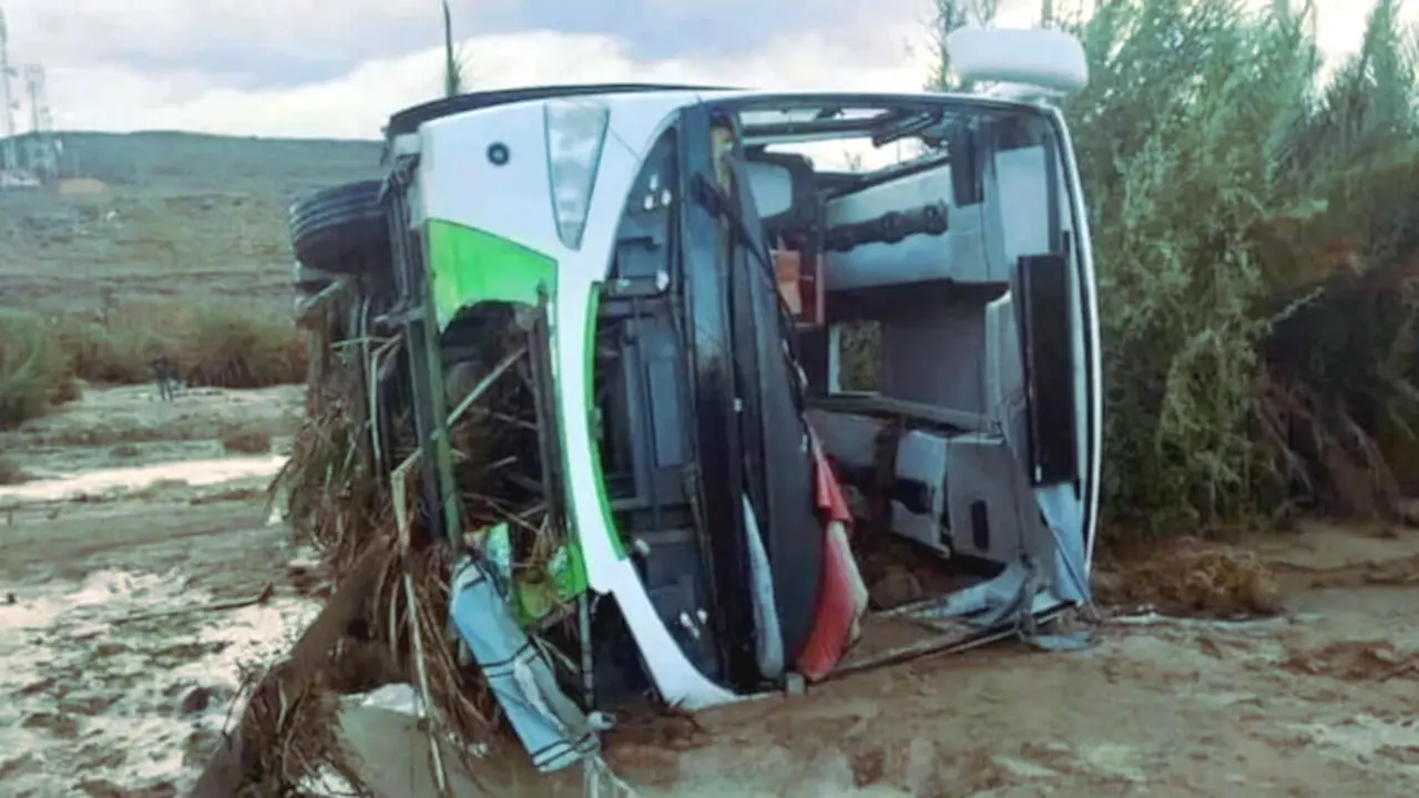 Un autobús en la región marroquí de Tata arrastrado por las fuertes lluvias deja 2 fallecidos y 14 desaparecidos - PHOTO/REDES SOCIALES