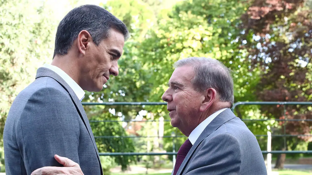 El presidente del Gobierno español, Pedro Sánchez, se reúne con el candidato presidencial de Venezuela, Edmundo González, en el Palacio de la Moncloa, días después de que González huyera a España - PHOTO/FERNANDO CALVO (POOL/MONCLOA)
