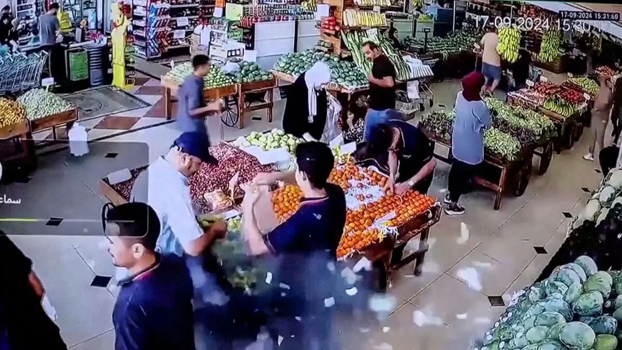 <p>Explota el bolso de un hombre en un supermercado en Beirut, Líbano, el 17 de septiembre de 2024, en esta captura de pantalla de un video obtenido de las redes sociales - PHOTO/REDES SOCIALES&nbsp;</p>
