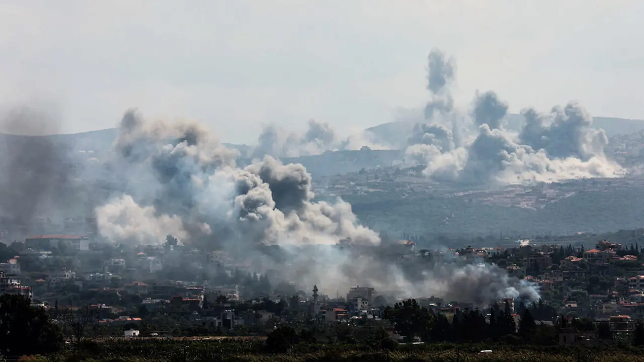 Columnas de humo se elevan sobre el sur del Líbano tras los ataques israelíes, en medio de las hostilidades transfronterizas en curso entre Hezbolá y las fuerzas israelíes - REUTERS/AZIZ TAHER