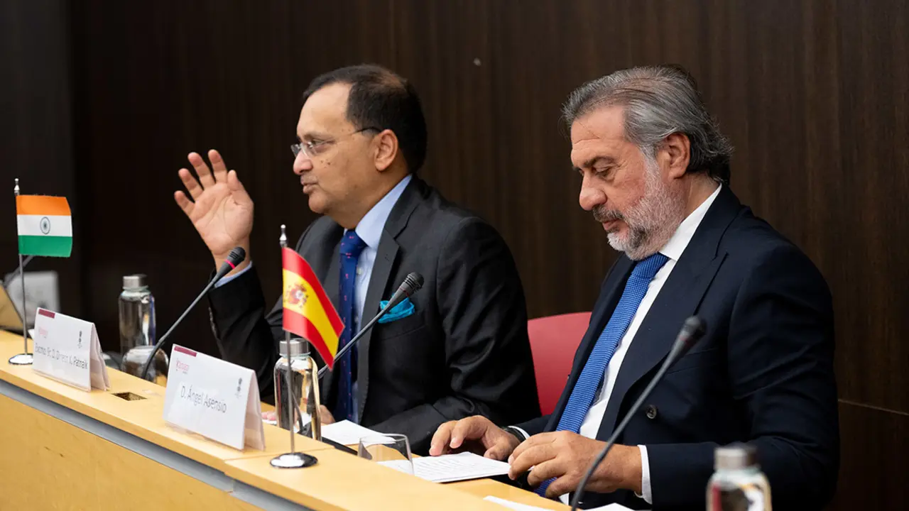 Ángel Asensio, Presidente de la Cámara Oficial de Comercio, Industria y Servicios de Madrid junto a Dinesh K. Patnaik, Embajador de la República de la India en el Reino de España - PHOTO/ GUILLERMO LÓPEZ