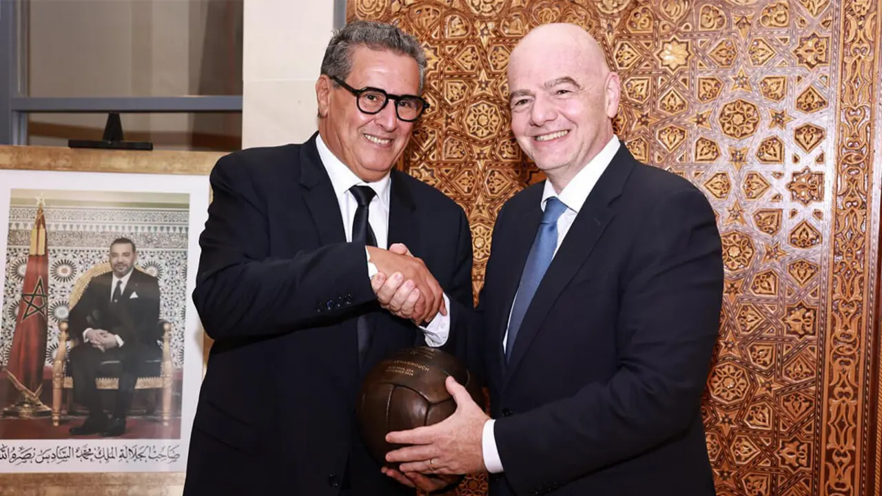 <p>Aziz Akhannouch, primer ministro de Marruecos, se reunió con el presidente de la Federación Internacional de Fútbol Asociación (FIFA), Gianni Infantino, para hacer un balance del estado de los preparativos para el Mundial 2030 - PHOTO/REDES SOCIALES&nbsp;</p>
