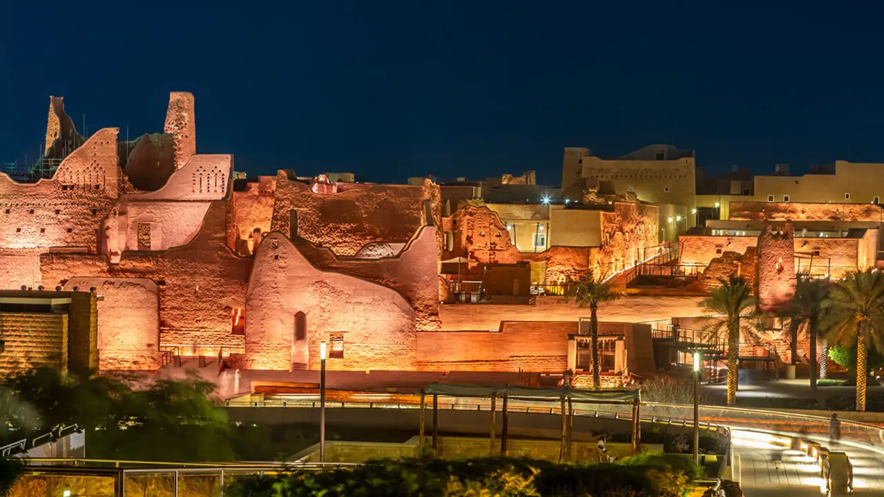 Murallas iluminadas del casco antiguo de Diriyah - <a href="https://depositphotos.com/es/?/">Depositphotos</a>
