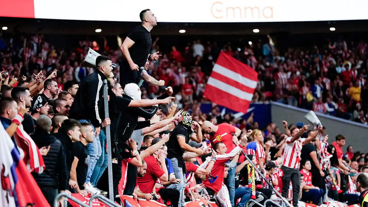 <p>Aficionados del Atlético de Madrid en las gradas mientras el juego se detiene debido a problemas con la multitud - REUTERS/ANA BELTRAN&nbsp;</p>
