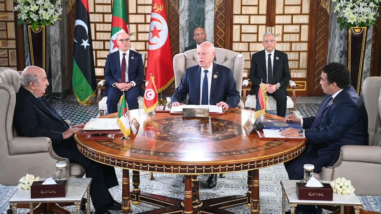 El Presidente Kais Saied (C) organizando una minicumbre del Magreb junto al Presidente de Argelia, Abdelmadjid Tebboune (I) y el Presidente del Consejo Presidencial Libio con sede en Trípoli, Mohamed al-Menfi, en Túnez el 22 de abril de 2024 - PHOTO/ SERVICIO DE PRENSA DE LA PRESIDENCIA DE TÚNEZ