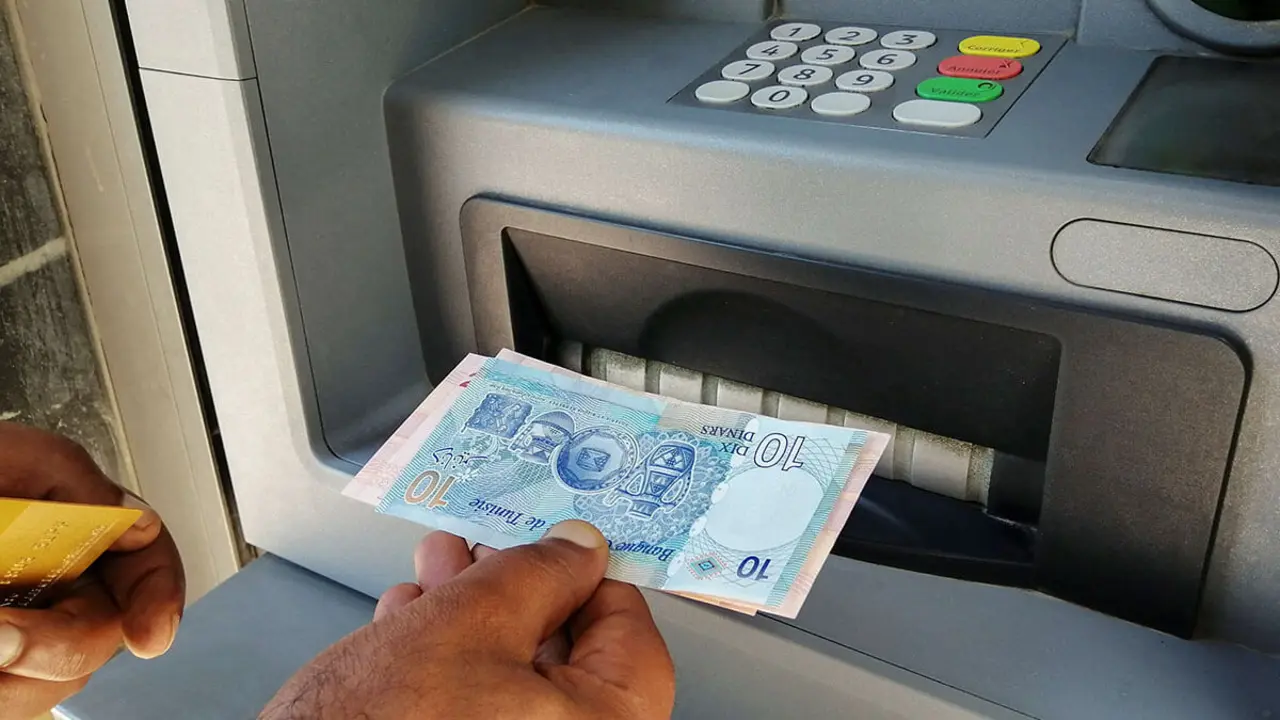Billetes de dinares tunecinos después de retirar efectivo de un cajero automático en Túnez - REUTERS/ JIHED ABIDELLAOUI