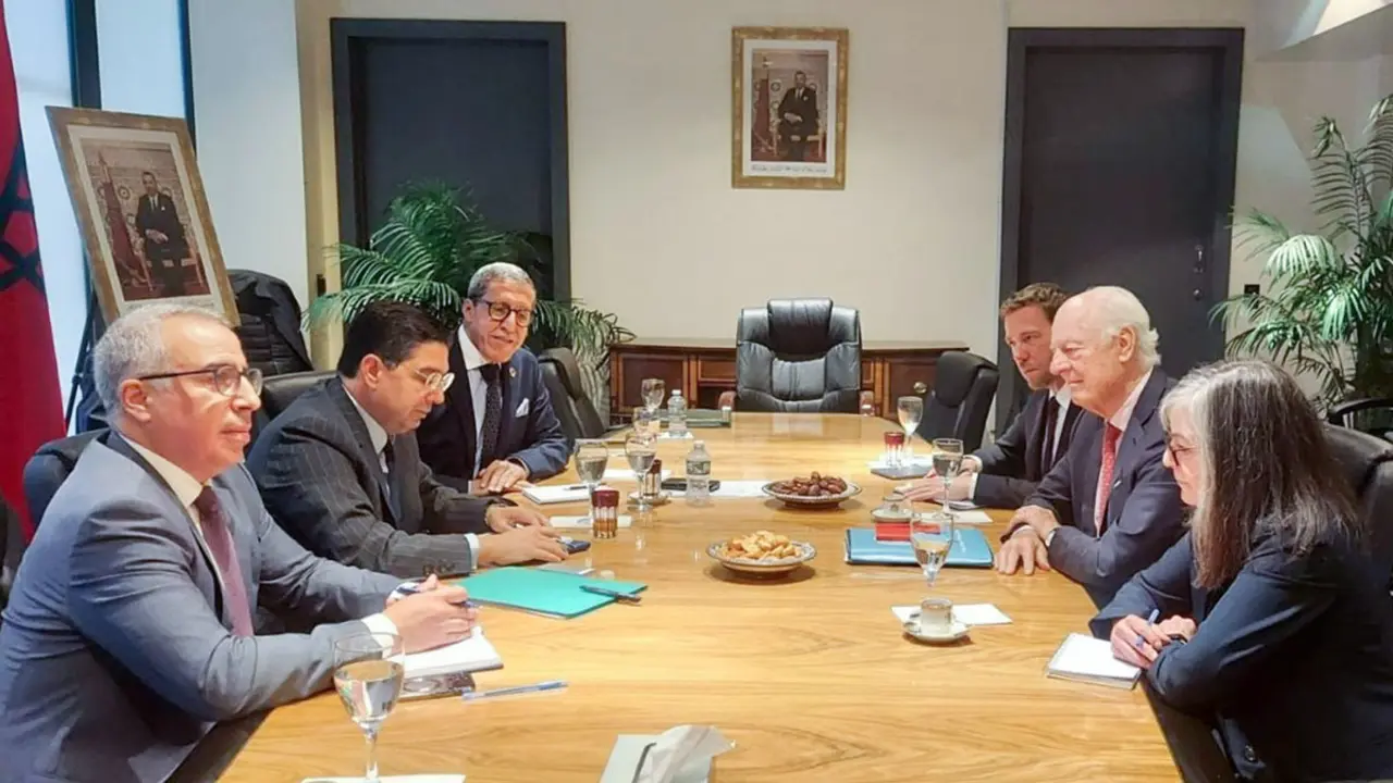 <p>El Ministro de Asuntos Exteriores, Cooperación Africana y Marroquíes residentes en el extranjero, Nasser Bourita, tuvo, el domingo en Nueva York, al margen de la 79a sesión de la Asamblea General de las Naciones Unidas, conversaciones con el Enviado Personal del Secretario General de la ONU para el Sahara Marroquí, Staffan De Mistura - PHOTO/ REDES SOCIALES</p>

