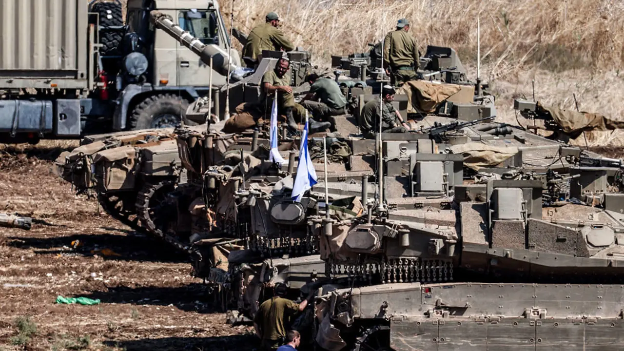 Vehículos militares blindados israelíes están dispuestos en formación, en medio de hostilidades transfronterizas entre Hezbolá e Israel, en el norte de Israel, el 30 de septiembre de 2024 - REUTERS/ JIM URQUHART