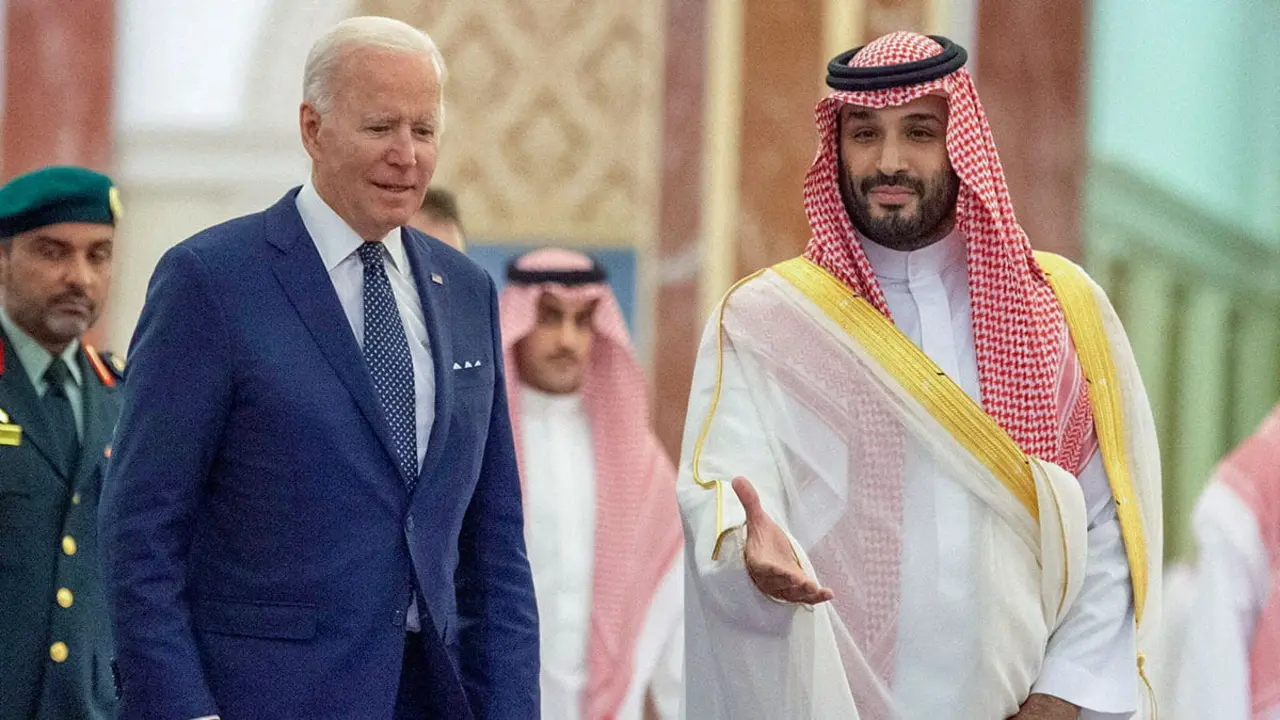 El príncipe heredero saudí Mohammed bin Salman recibe al presidente estadounidense Joe Biden en el Palacio Al Salman a su llegada a Yeddah, Arabia Saudita - PHOTO/BANDAR ALGALOUD/ CORTE REAL SAUDÍ