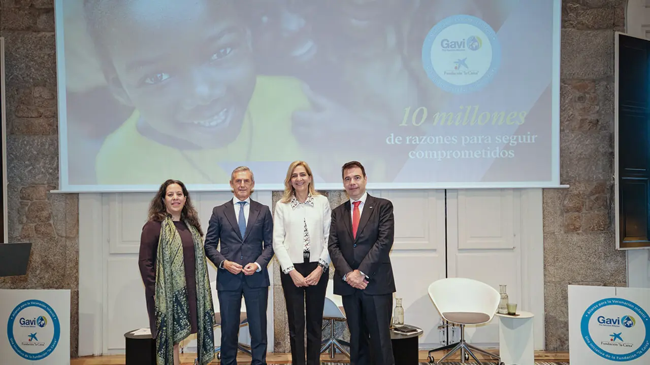 De izquierda a derecha: Magdalena Robert, Program Advocacy and Communications de la Global Policy &amp; Advocacy de la Gates Foundation, Juan Pedro Badiola, director territorial Norte de CaixaBank, SAR Infanta Doña Cristina, directora del Área Internacional de la Fundación "la Caixa", y Eduard Molnar, jefe de Relaciones con Donantes y Campañas de Gavi the Vaccine Alliance&nbsp;- PHOTO/© Fundación "la Caixa"