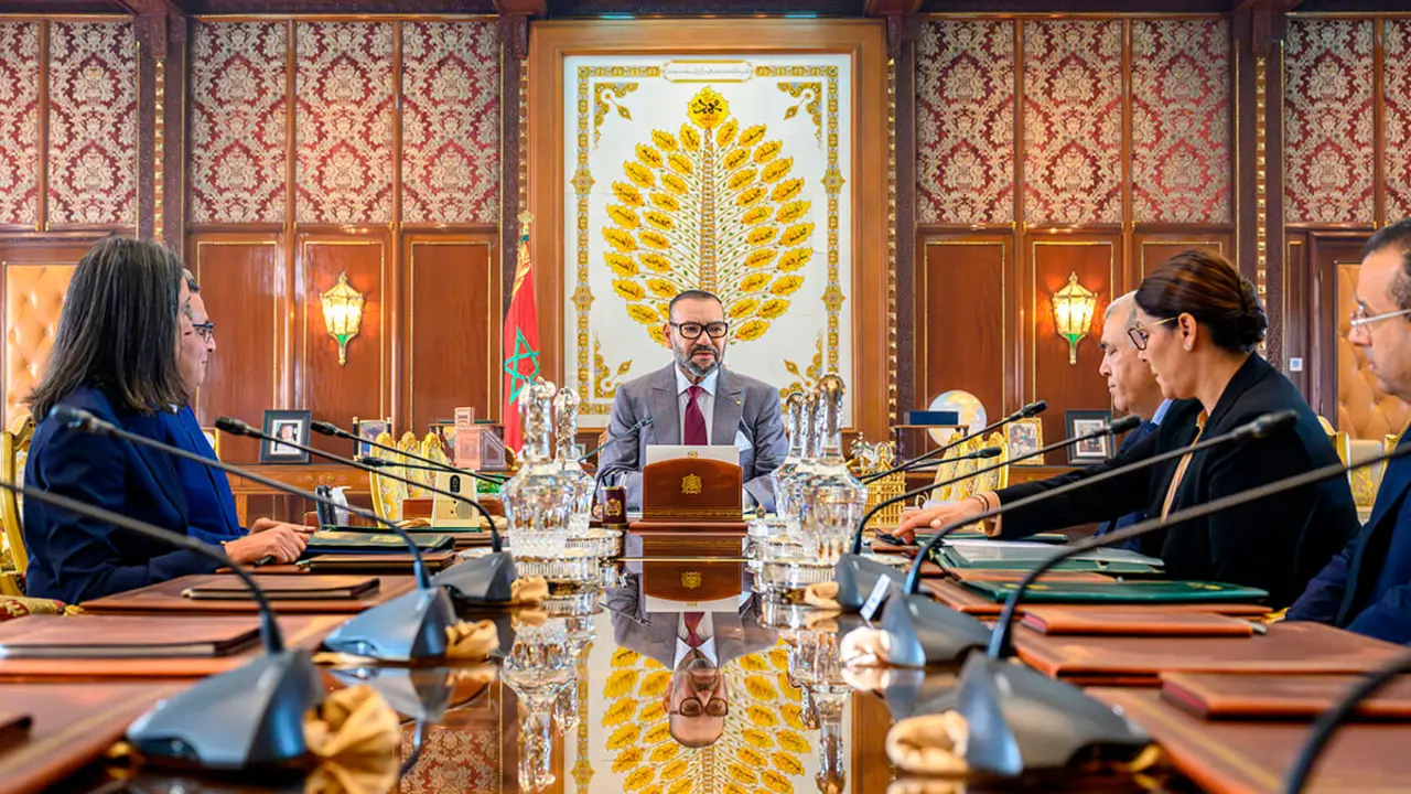 El rey Mohamed VI preside una sesión de trabajo sobre el sector de la vivienda y el urbanismo en el Palacio Real de Rabat - PHOTO/MAP
