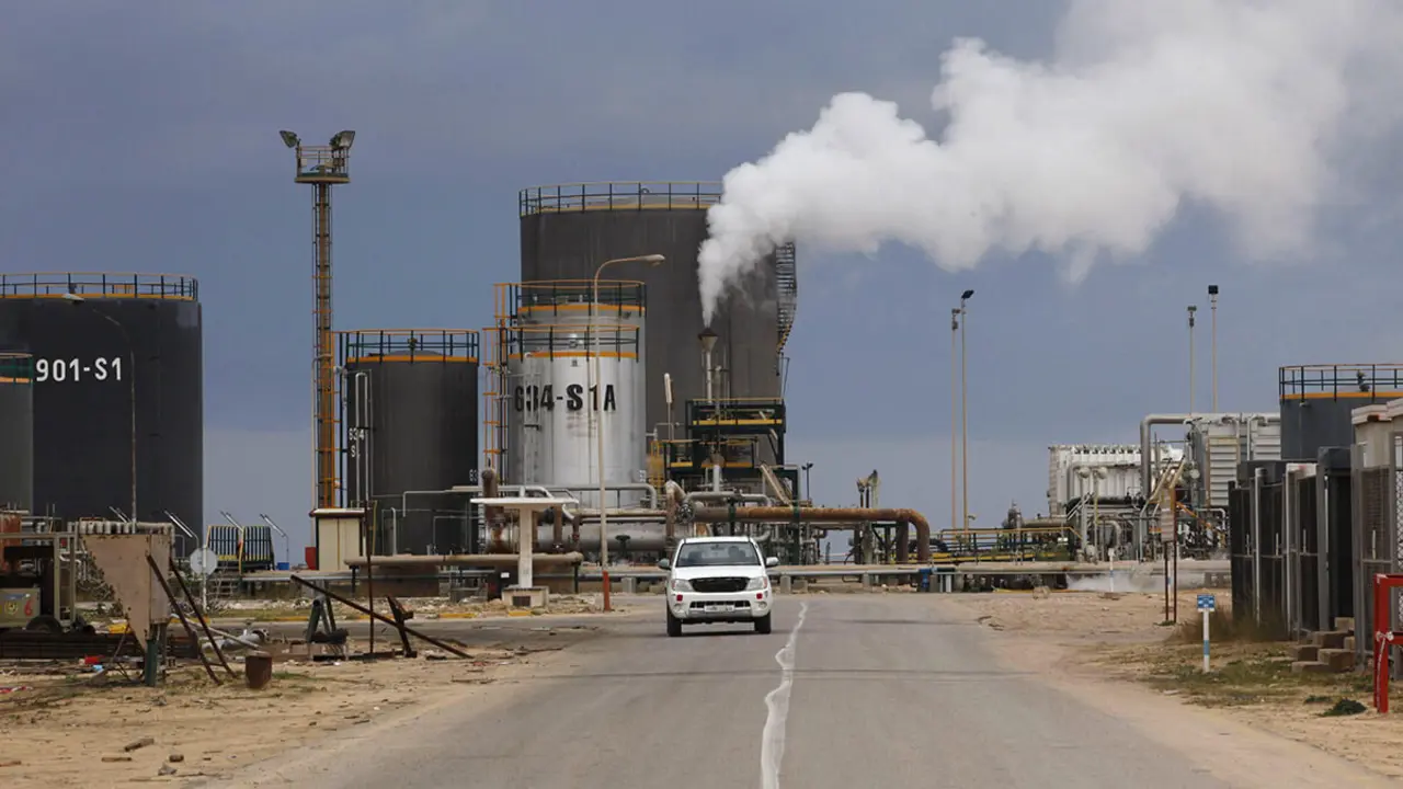 Refinería de petróleo en Zawiya, 55 km al oeste de Trípoli - REUTERS/ ISMAIL ZITOUNY