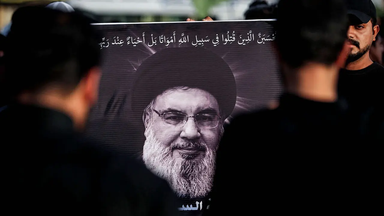 Una fotografía de Hassan Nasrallah, el difunto líder del grupo chií libanés Hezbolá que murió en un ataque aéreo israelí en Beirut días antes, se exhibe durante un servicio conmemorativo en el suburbio oriental de Sadr City en Bagdad el 29 de septiembre de 2024 después de que Irak declarara oficialmente un período de duelo nacional de tres días por Nasrallah - AFP/ AHMAD AL-RUBAYE