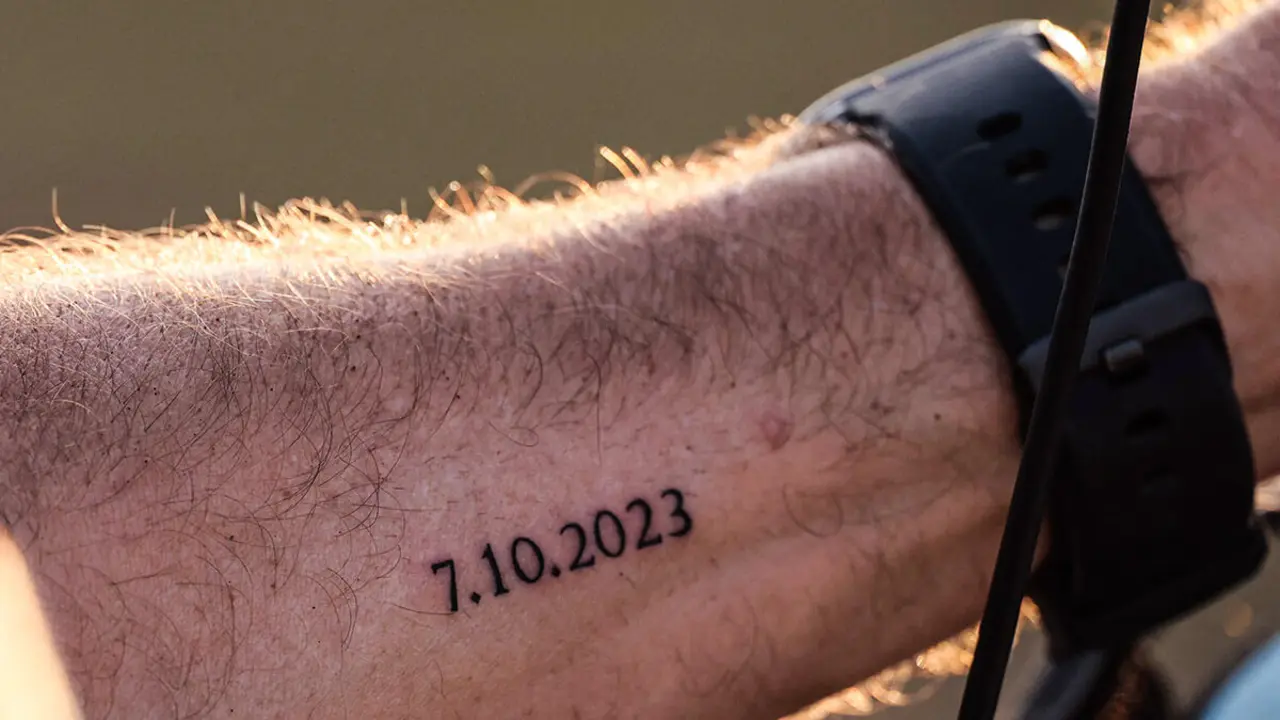 <p>Una fotografía tomada el 1 de noviembre de 2023, cerca de la frontera de Israel con la Franja de Gaza, muestra la fecha del 7 de octubre de 2023 tatuada en el brazo de un camarógrafo israelí, en memoria de un amigo asesinado durante el ataque del 7 de octubre por militantes palestinos de Hamás en el kibutz Beeri - AFP/JACK GUEZ&nbsp;</p>

