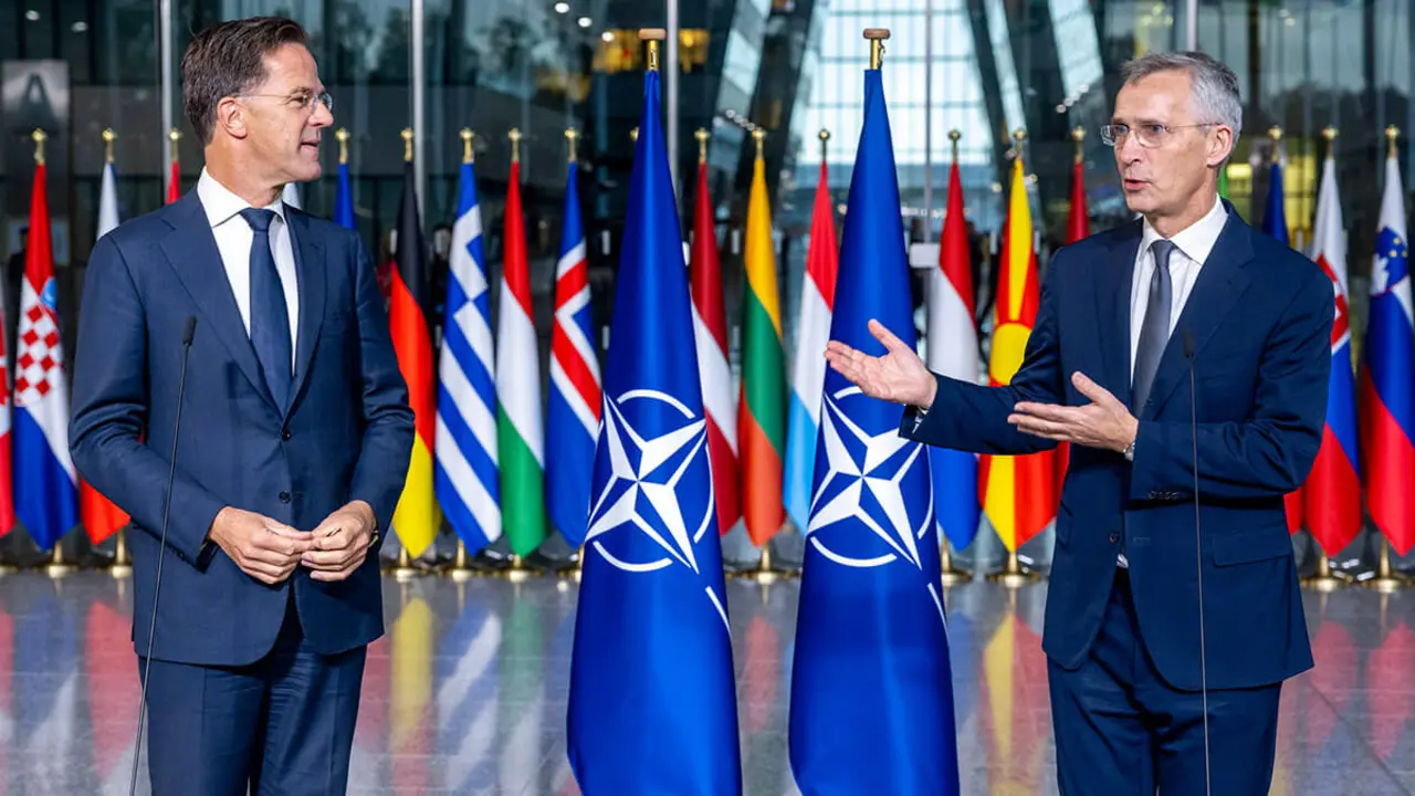 Durante 14 años primer ministro de Países Bajos, Mark Rutte (izquierda), es el recién nombrado secretario general de la Alianza Atlántica, que sustituye al noruego Jens Stoltenberg, que ha ocupado el cargo durante diez años -&nbsp;PHOTO/NATO