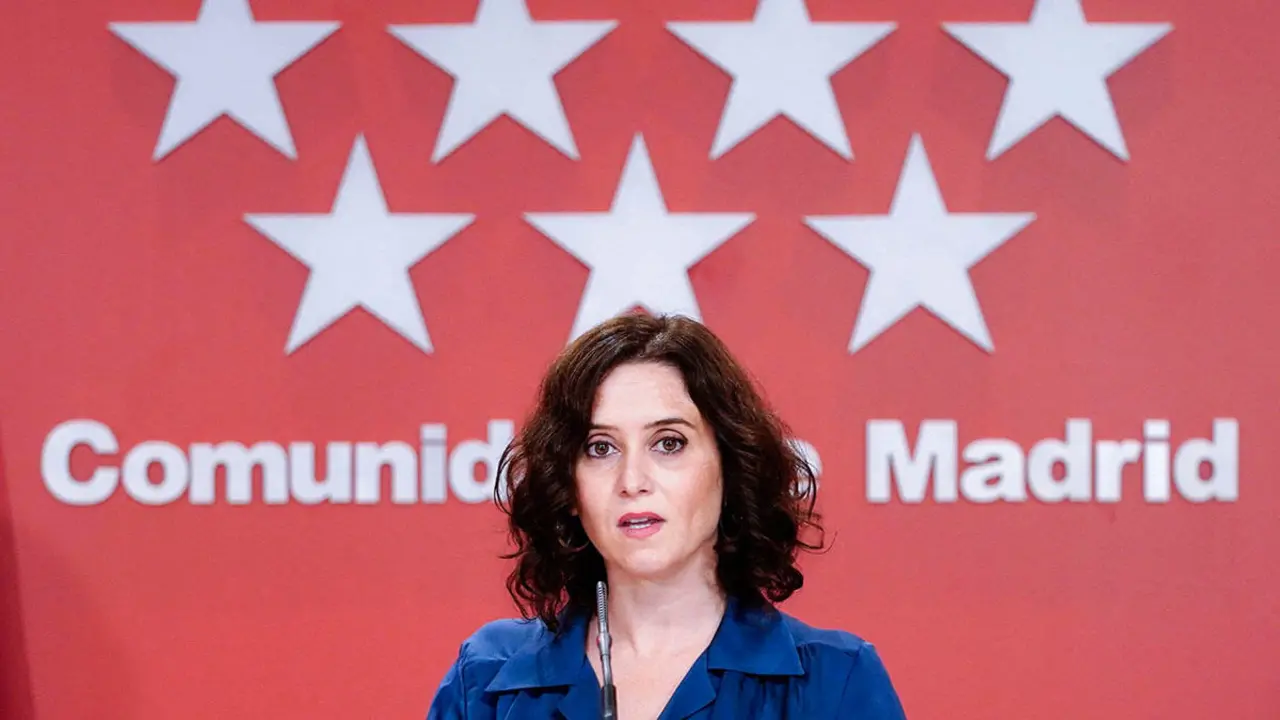 En esta foto de archivo difundida por la Comunidad de Madrid el 8 de octubre de 2020, la presidenta Isabel Díaz Ayuso ofrece una rueda de prensa en la sede del gobierno regional en Madrid - PHOTO/ ARCHIVO COMUNIDAD DE MADRID