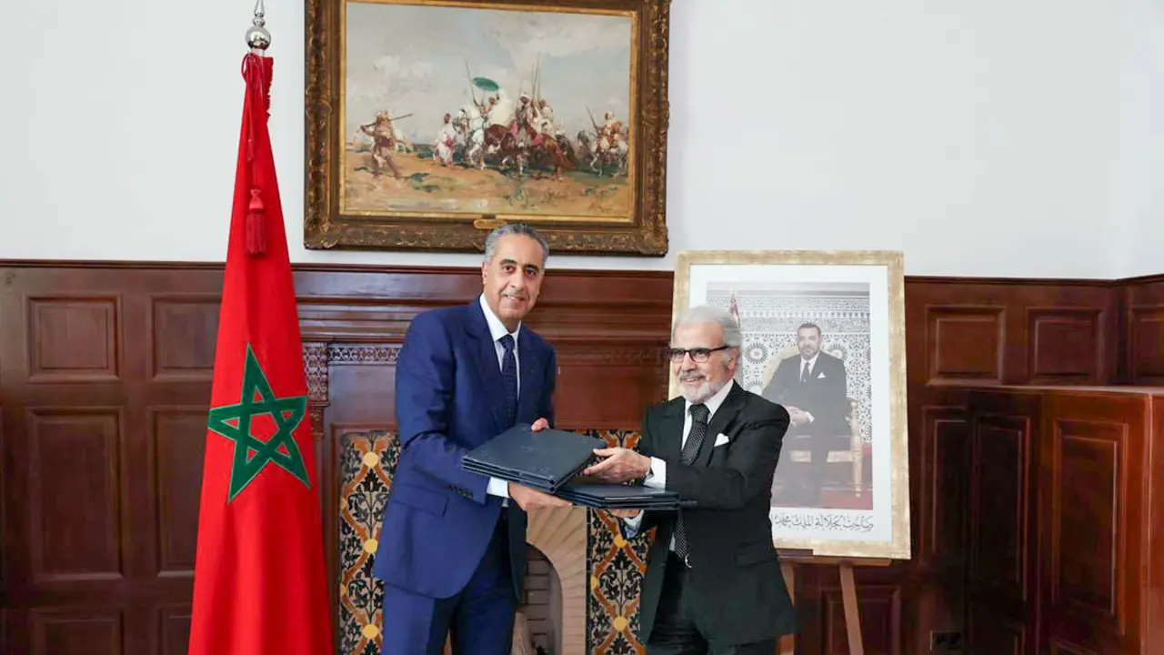 El director general de Seguridad Nacional y Control Territorial, Abdellatif Hammouchi (izqda.) y el gobernador del Bank Al-Maghrib, Abdellatif Jouahri, tras la firma de los protocolos - 
PHOTO/@DGSN_MAROC