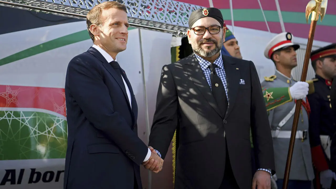 El rey de Marruecos, Mohammed VI, a la derecha, estrecha la mano del presidente francés, Emmanuel Macron - PHOTO/ AP