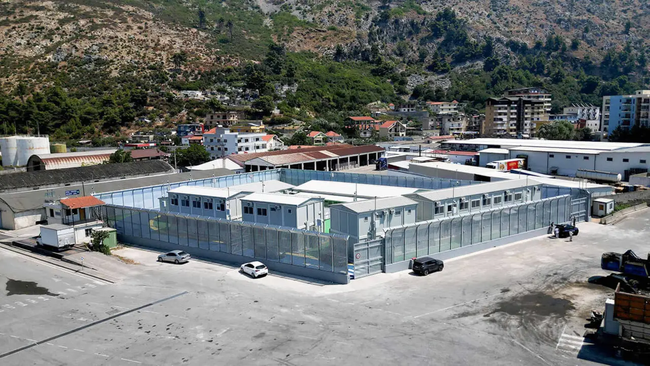 Esta vista aérea muestra el complejo principal del futuro centro de migrantes dirigido por Italia en el puerto de Shengjin, el 29 de julio de 2024 - AFP/ADNAN BECI&nbsp;